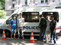 Le Gang des SDA devant le car de police